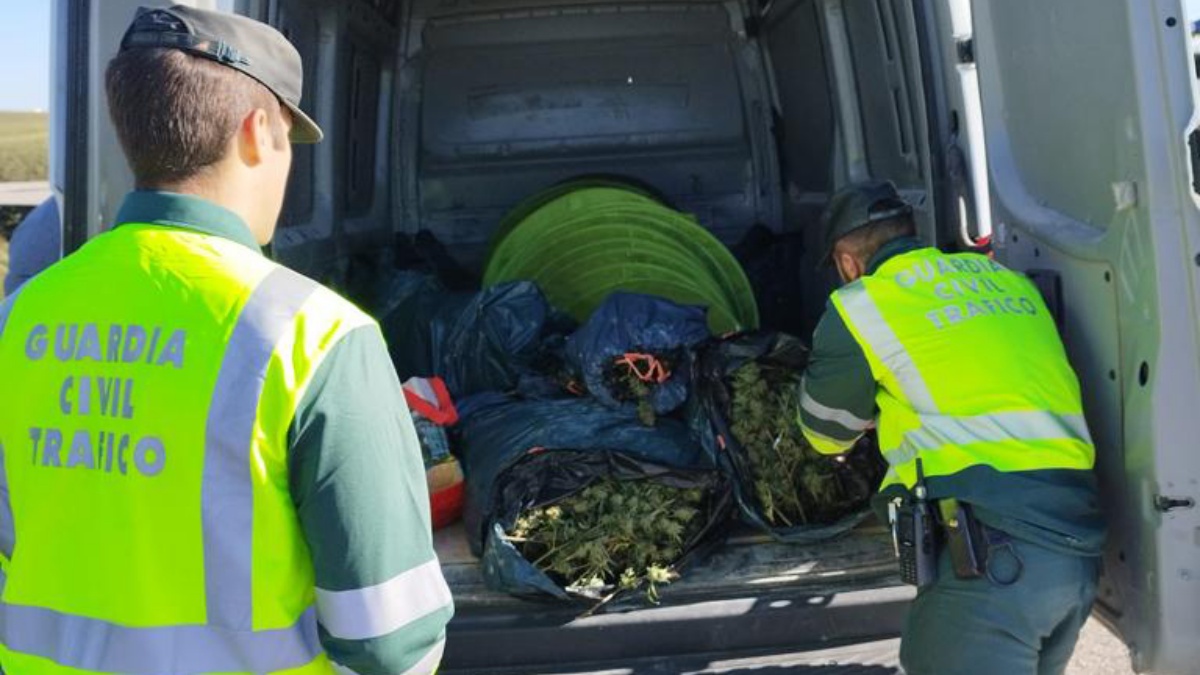 Detenido por conducir sin carné y con 50 kilos de marihuana y 4 de