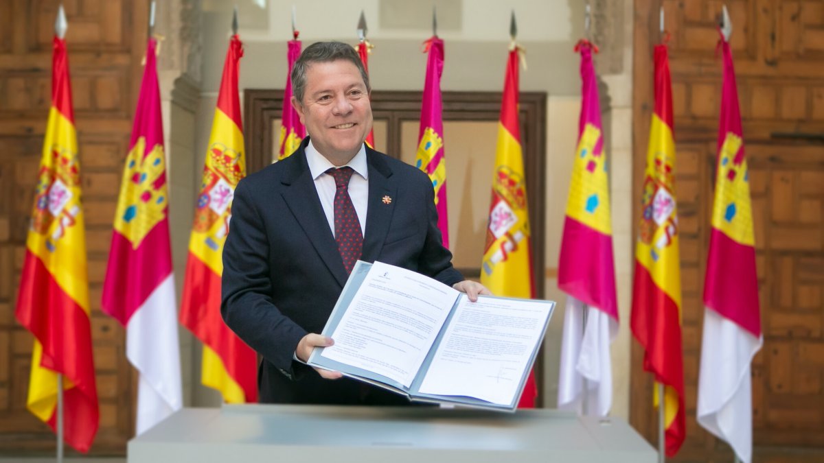 El Presidente De Castilla La Mancha Firma El Decreto De Convocatoria De