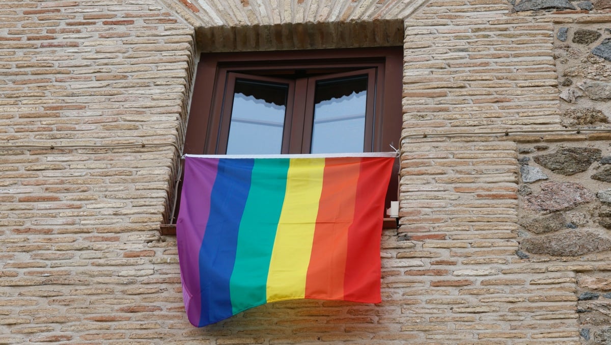 La Bandera Arco Ris Cuelga Un A O M S En La Fachada Principal De Las