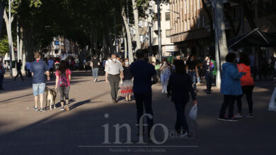 Gente paseando, foto de archivo