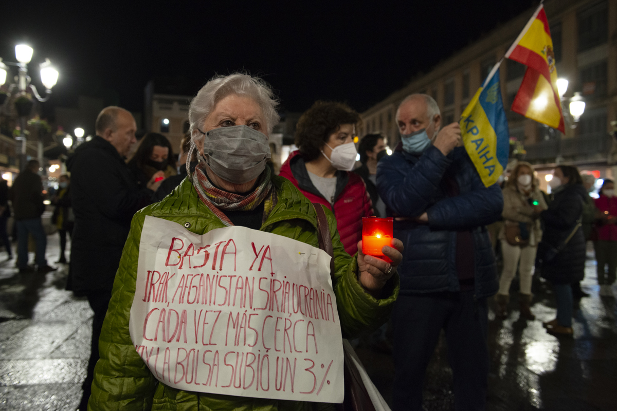 Unas 300 personas claman en silencio en Ciudad Real por el final de la guerra