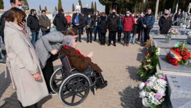 Entierran al primer identificado de los 33 exhumados en fosas comunes en el cementerio de Manzanares (Ciudad Real)