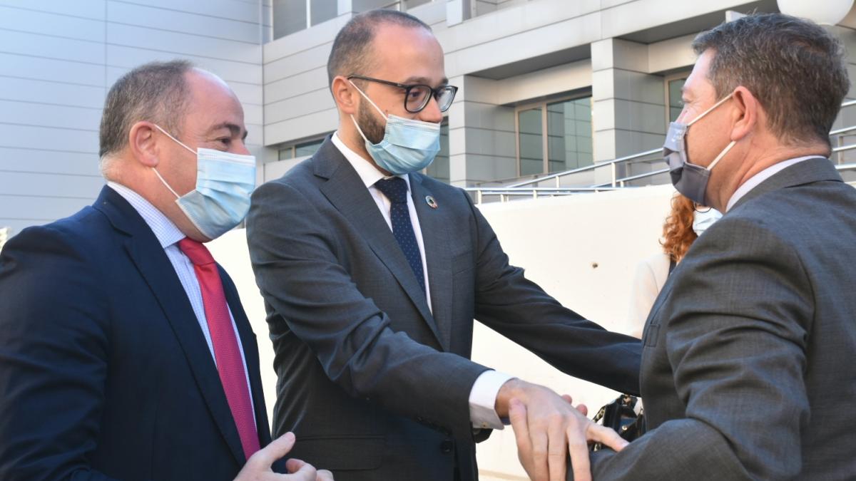 El presidente de Castilla-La Mancha, Emiliano García-Page junto a Fran Valera, vicepresidente de la Diputación de Albacete y al alcalde de Albacete, Emilio Sáez / Foto: Diputación de Albacete