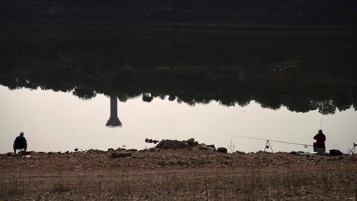 Dos personas pescan en el embalse de El Vicario, en Ciudad Real / Efe