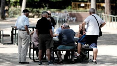 Varios pensionistas juegan al dominó en un parque de Madrid. 19 julio 2019, ancianos, vejez Eduardo Parra / Europa Press (Foto de ARCHIVO) 19/7/2019