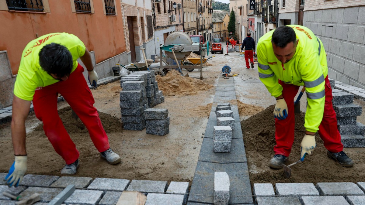 TOLEDO, 02/04/2024.- Unos operarios trabajan en una calle de Toledo este martes. España roza los 21 millones de personas ocupadas, tras crear 193.585 empleos en el mes de marzo, gracias al tirón de la hostelería pese al mal tiempo registrado esta Semana Santa. EFE/ Ismael Herrero