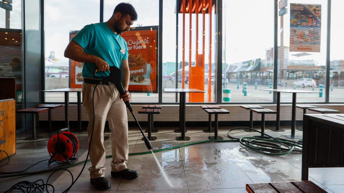 TOLEDO, 06/05/2024.- Un trabajador realiza tareas de limpieza en un local de restauración en Toledo, este lunes. La Seguridad Social española rompió en abril por primera vez la barrera de los 21 millones de afiliados tras sumar 199.538 ocupados en el mes, mientras que el desempleo se redujo hasta los 2,66 millones, la cantidad más baja desde septiembre de 2008. Según los datos facilitados este lunes por el Ministerio de Inclusión, Seguridad Social y Migraciones, el empleo, que se sitúo en 21.101.505 afiliados de media, subió especialmente en abril en la hostelería, con 91.913 ocupados más. EFE/Ismael Herrero