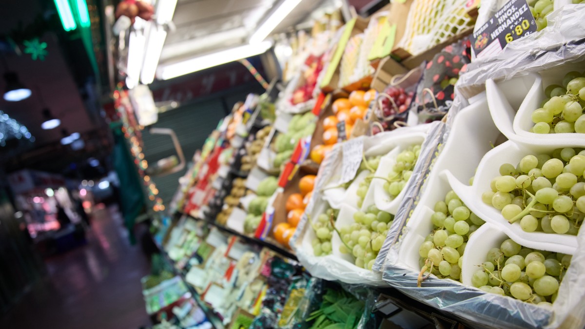 Expositor de una frutería en un mercado, a 31 de diciembre de 2023, en Madrid (España). Las familias ultiman sus compras para despedir el año en la cena de Nochevieja y la celebración de la entrada del año con las tradicionales doce uvas. A la subida de precios, típica de estas fechas, de los alimentos frescos, se suma la inflación, que hace que la cesta de la compra finalice el año más cara que años anteriores. 31 DICIEMBRE 2023;COMPRA;CESTA DE LA COMPRA;FRUTA;VERDURA;UVAS;NOCHE VIEJA Jesús Hellín / Europa Press (Foto de ARCHIVO) 31/12/2023