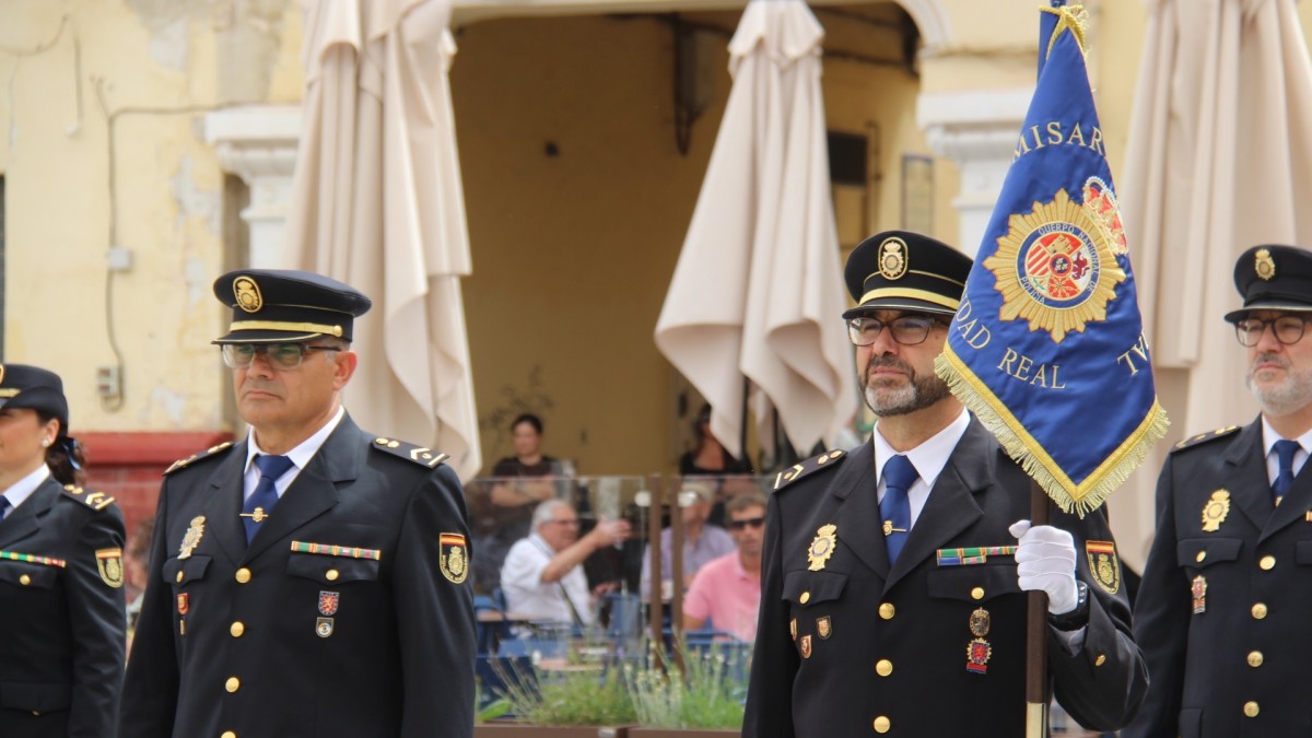 Acto de condecoración a los agentes de la Policía Nacional en Alcázar de San Juan. AYUNTAMIENTO 07/6/2024