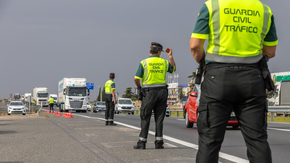 TOLEDO, 29/07/2024.- Campaña de la DGT de concienciación y vigilancia de motocicletas y ciclomotores en la Autovía A-42, km 32,600. EFE/Ángeles Visdómine