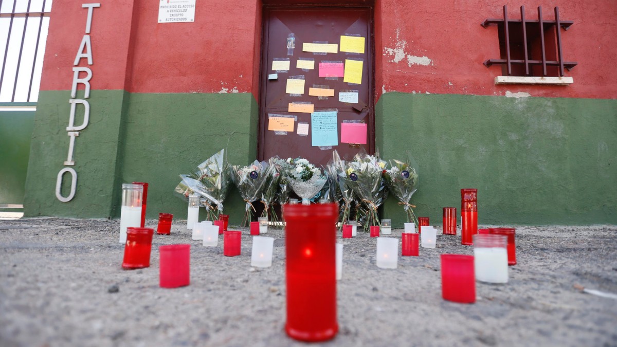 MOCEJÓN (TOLEDO), 20/08/2024.-Velas y flores en homenaje ante el polideportivo Ángel Tardío en Mocejón (Taledo), mientras prosiguen las investigaciones para esclarecer el móvil del crimen del pequeño Mateo en el campo de fútbol de la localidad toledana de Mocejón tras la detención de un joven de 20 años que ha confesado el crimen y que podría sufrir algún tipo de trastorno mental. EFE/ Ismael Herrero