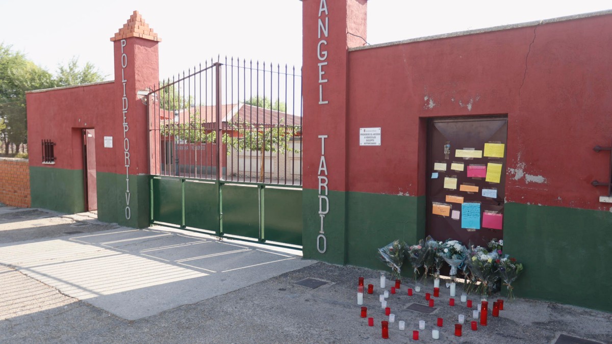 MOCEJÓN (TOLEDO), 20/08/2024.-Velas y flores en homenaje ante el polideportivo Ángel Tardío en Mocejón (Taledo), mientras prosiguen las investigaciones para esclarecer el móvil del crimen del pequeño Mateo en el campo de fútbol de la localidad toledana de Mocejón tras la detención de un joven de 20 años que ha confesado el crimen y que podría sufrir algún tipo de trastorno mental.