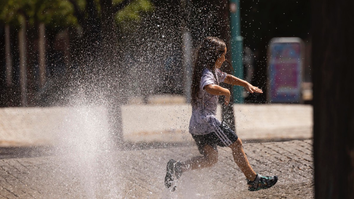 ZARAGOZA, 31/07/2024.- Un niño se refresca en una fuente pública, este miércoles en Zaragoza. Catorce comunidades autónomas amanecen hoy en alerta ante las temperaturas extremas que se van a registrar durante las horas centrales del día, que van a disparar los termómetros por encima de los 40 grados en gran parte del país, inmerso desde hoy en la tercera ola de calor del verano. Y en tres de esas comunidades (Aragón, Cataluña y Castilla-La Mancha) la alerta es "roja" (riesgo extremo). EFE/ Toni Galán