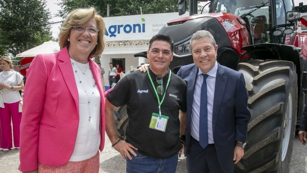 La delegada de Agricultura de la Junta, Amparo Bremard, y el presidente autonómico, Emiliano García-Page en un evento de maquinaria agrícola. JCCM 27/8/2024