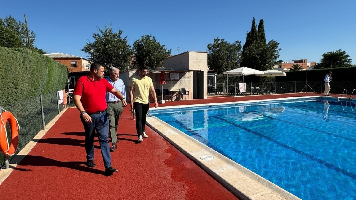 Visita del alcalde de Ciudad Real, Francisco Cañizares, a una piscina. AYUNTAMIENTO 27/8/2024