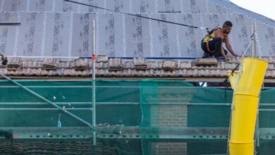 TOLEDO, 02/08/2024.- Un hombre trabaja en la construcción este viernes en Toledo en el que se ha conocido que el número de afiliados a la Seguridad Social de España se situó en una media de 21.383.106 personas en julio, lo que supone un retroceso de 9.783 ocupados con respecto a junio debido a la caída del empleo en la agricultura. EFE/Ángeles Visdómine