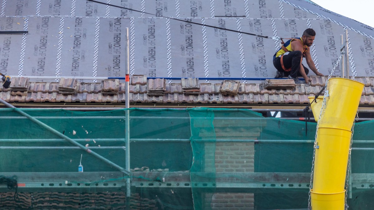 TOLEDO, 02/08/2024.- Un hombre trabaja en la construcción este viernes en Toledo en el que se ha conocido que el número de afiliados a la Seguridad Social de España se situó en una media de 21.383.106 personas en julio, lo que supone un retroceso de 9.783 ocupados con respecto a junio debido a la caída del empleo en la agricultura. EFE/Ángeles Visdómine