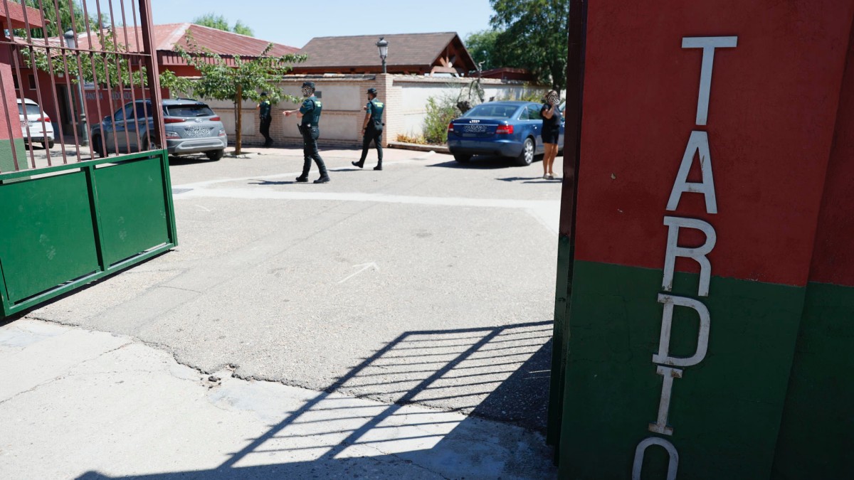 MOCEJÓN (TOLEDO), 18/08/2024.- Unos agentes de la Guardia Civil en la entrada al campo de fútbol de Mocejón (Toledo) donde un niño de 11 años ha muerto este domingo tras ser agredido con un objeto punzante. La Guardia Civil ha desplegado un amplio dispositivo para localizar al homicida.