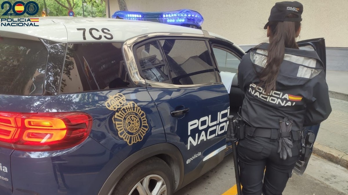 (Foto de ARCHIVO) Una agente de la Policía Nacional junto a un coche patrulla. REMITIDA / HANDOUT por POLICÍA NACIONAL Fotografía remitida a medios de comunicación exclusivamente para ilustrar la noticia a la que hace referencia la imagen, y citando la procedencia de la imagen en la firma 02/10/2024