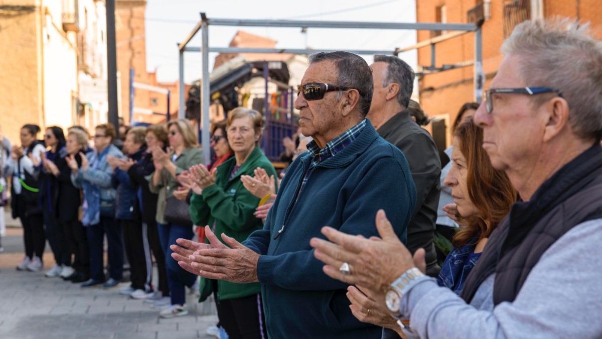 TOLEDO (ESPAÑA), 18/11/2024.- Los vecinos guardan un mnuto de silencio en la plaza del ayuntamiento de Pantoja este lunes tras la muerte violenta de dos de sus vecinos, un hombre y su esposa, de 45 años, que fueron hallados sin vida y con signos de criminalidad este domingo. EFE/Ángeles Visdómine