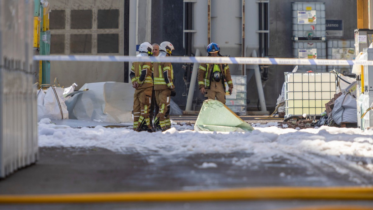 TOLEDO, 20/11/2024.-Varios bomberos trabajan en la zona después de que una caldera de iso-butanol, situada en las dependencias de una empresa de productos químicos de Toledo, haya explotado este miércoles hiriendo a tres personas, al tiempo que ha generado un incendio que de momento no se ha extendido a otras instalaciones industriales de la zona. EFE/ Ángeles Visdómine