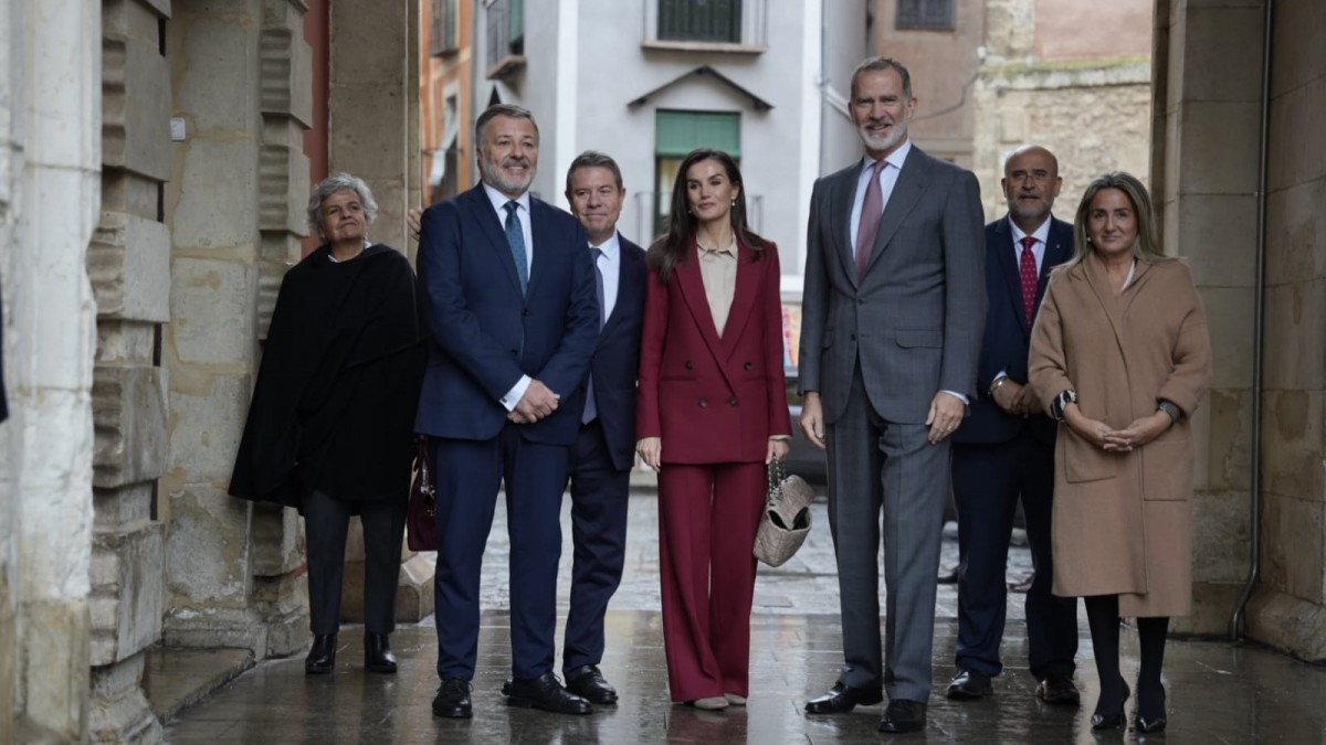 ´Foto de familia de las autoridades participantes en la inauguración del nuevo Hospital Universitario de Cuenca. EUROPA PRESS 19/12/2024