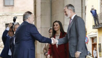 CUENCA, 19/12/2024.- Los reyes Felipe VI y Letizia saludan al alcalde de Cuenca, Darío Dolz (i) durante su visita este jueves al Ayuntamiento de la ciudad, tras inaugurar el nuevo Hospital Universitario. EFE/ José del Olmo