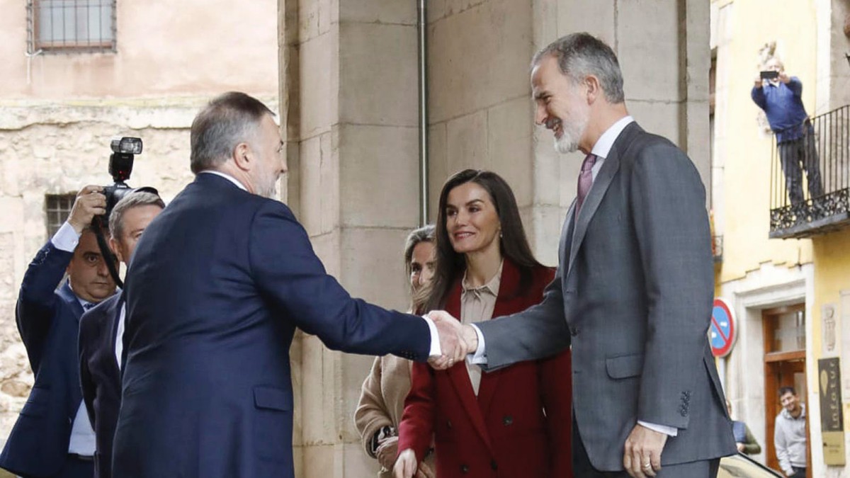 CUENCA, 19/12/2024.- Los reyes Felipe VI y Letizia saludan al alcalde de Cuenca, Darío Dolz (i) durante su visita este jueves al Ayuntamiento de la ciudad, tras inaugurar el nuevo Hospital Universitario. EFE/ José del Olmo