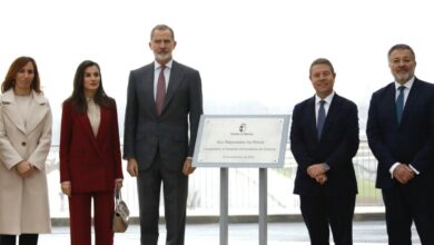 CUENCA, 19/12/2024.- Los reyes Felipe VI y Letizia, acompañados del presidente de Castilla-La Mancha, Emiliano García-Page (2d); la ministra de Sanidad, Mónica García (2i), la delegada del Gobierno en Castilla-La Mancha, Milagros Tolón (i) y el alcalde de Cuenca, Darío Dolz (d) ; entre otros, durante la inauguración este jueves del nuevo Hospital Universitario de la ciudad, una infraestructura que sustituirá al Hospital Virgen de la Luz, que ha estado en servicio seis décadas. EFE/ José del Olmo