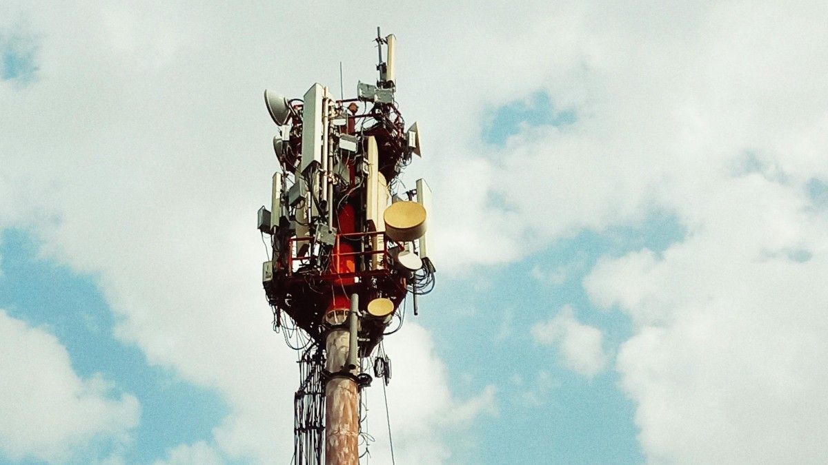 Foto de Arqum Malik: https://www.pexels.com/es-es/foto/telecomunicacion-satelite-antena-de-telefonia-movil-tiro-vertical-11915649/