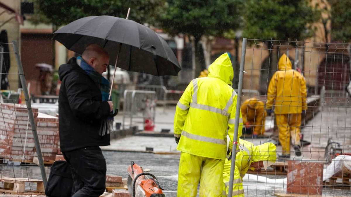 OVIEDO, 27/01/2025.- Trabajadores en el Oviedo Antiguo bajo la lluvia, este lunes en la capital asturiana. Lluvias, nevadas, fuertes vientos y fenómenos costeros de gran impacto acompañan a la borrasca Herminia, que a esta hora continúa afectando a casi toda España y especialmente a Galicia, salvo a Navarra, Melilla y Canarias, haciendo honor a la etimología de su nombre (del alemán Herman, que significa "grande, inmenso"). Galicia, que se mantiene con aviso rojo, el riesgo más elevado de la Agencia Estatal de Meteorología (Aemet), es la comunidad autónoma que soporta el impacto más fuerte de la borrasca, mientras que Andalucía, Aragón, Asturias, Castilla-La Mancha, Murcia, País Vasco y Comunidad Valenciana están en alerta naranja y Baleares, Castilla y León, Cataluña, Extremadura, Madrid, La Rioja y Ceuta se mantienen en alerta amarilla. EFE/ Paco Paredes