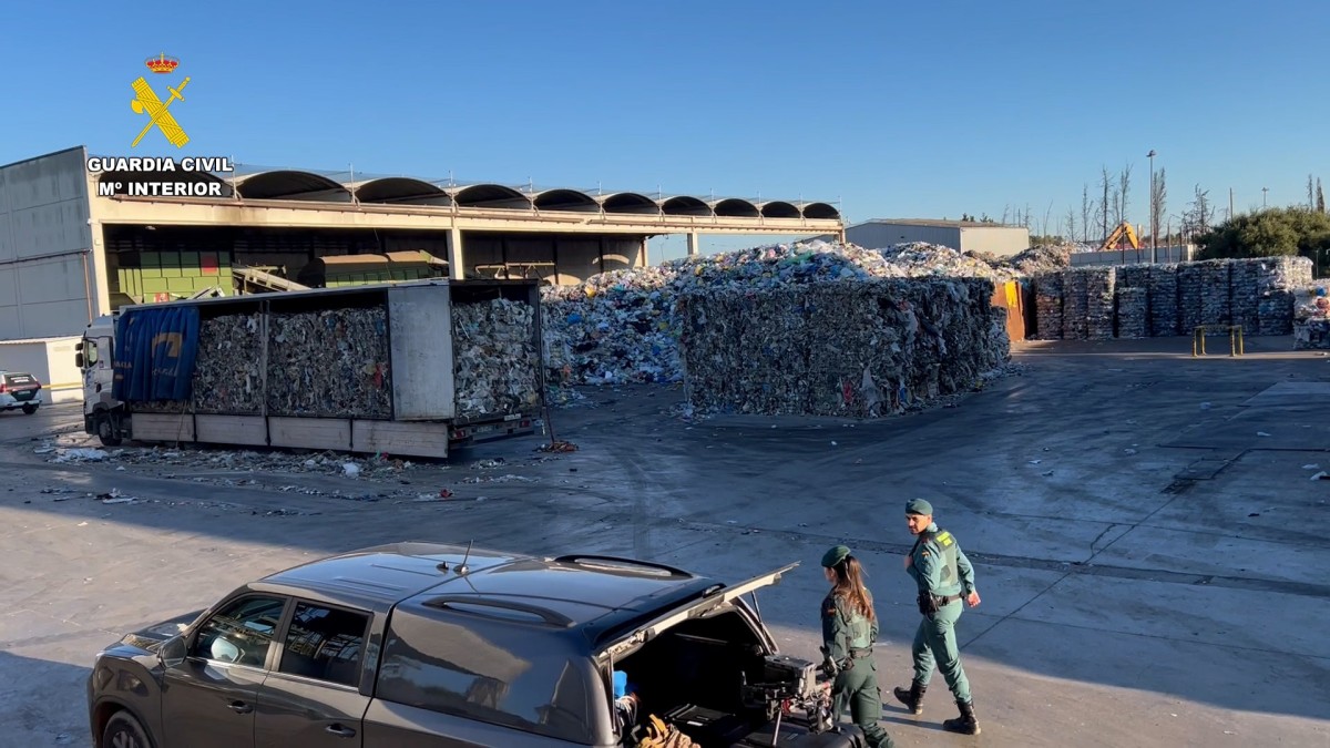 Efectivos del Seprona en uno de los vertederos en los cuales eran depositados los residuos procedentes de Italia. REMITIDA / HANDOUT por GUARDIA CIVIL Fotografía remitida a medios de comunicación exclusivamente para ilustrar la noticia a la que hace referencia la imagen, y citando la procedencia de la imagen en la firma 14/1/2025