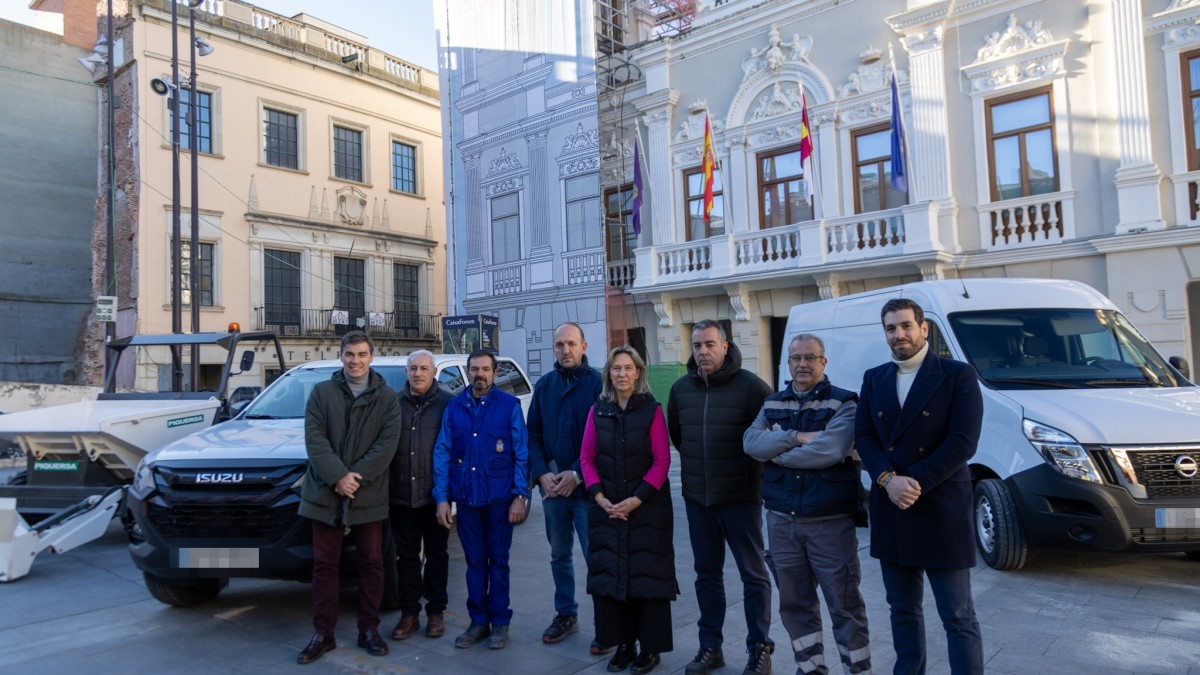 La alcaldesa de Guadalajara, Ana Guarinos, en la presentación de los nuevos vehículos. REMITIDA / HANDOUT por AYUNTAMIENTO Fotografía remitida a medios de comunicación exclusivamente para ilustrar la noticia a la que hace referencia la imagen, y citando la procedencia de la imagen en la firma 14/1/2025